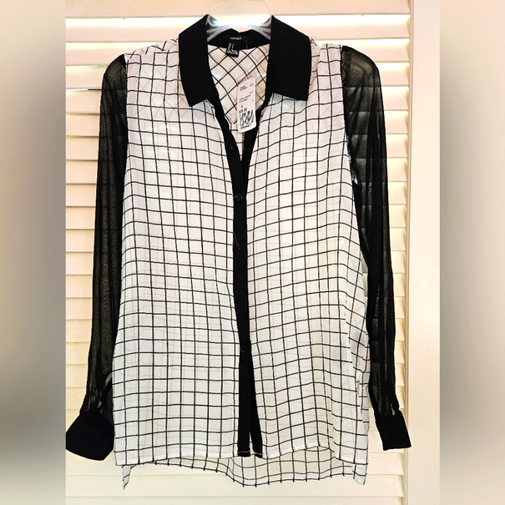 Forever 21 button down shirt. NWT, Small